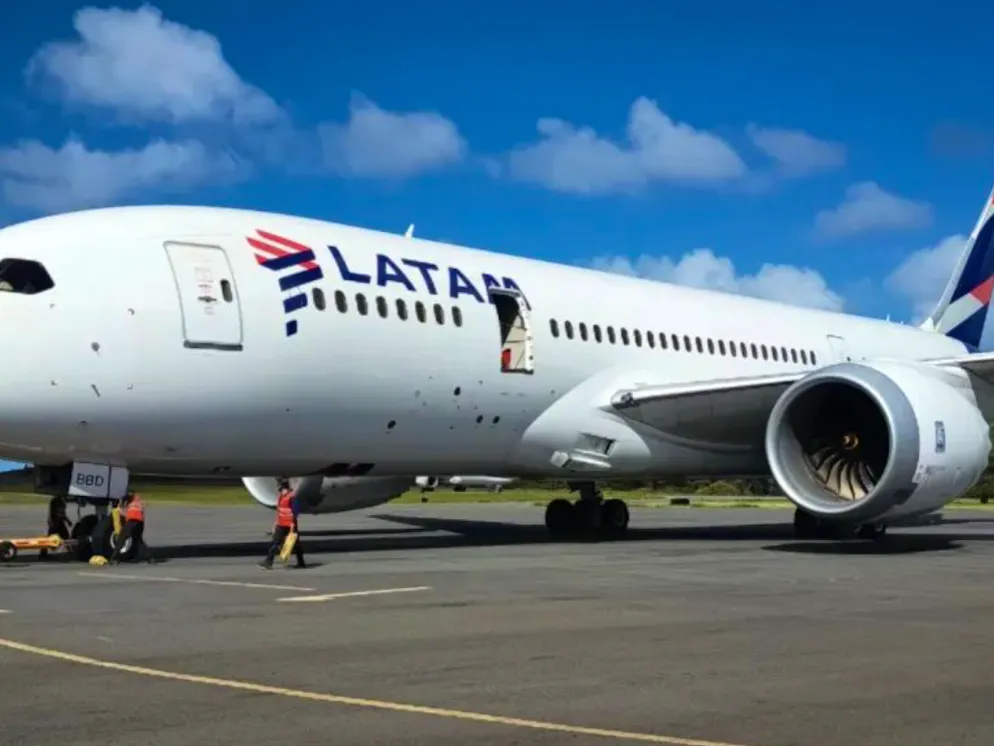 Eine Boeing 787 verlor nach der Landung ihre Türe. 
