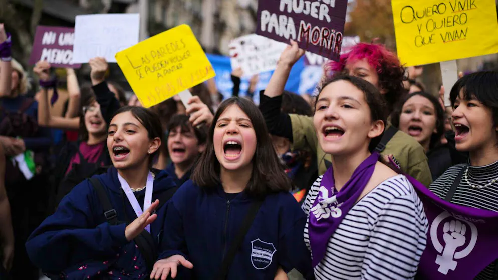 Les manifestants – en majorité des femmes – ont battu le pavé en Argentine (ici à Buenos Aires) pour l'anniversaire du mouvement «Ni Una Menos» (pas une de plus, en français) avec en filigrane le récent féminicide d'une mineure.