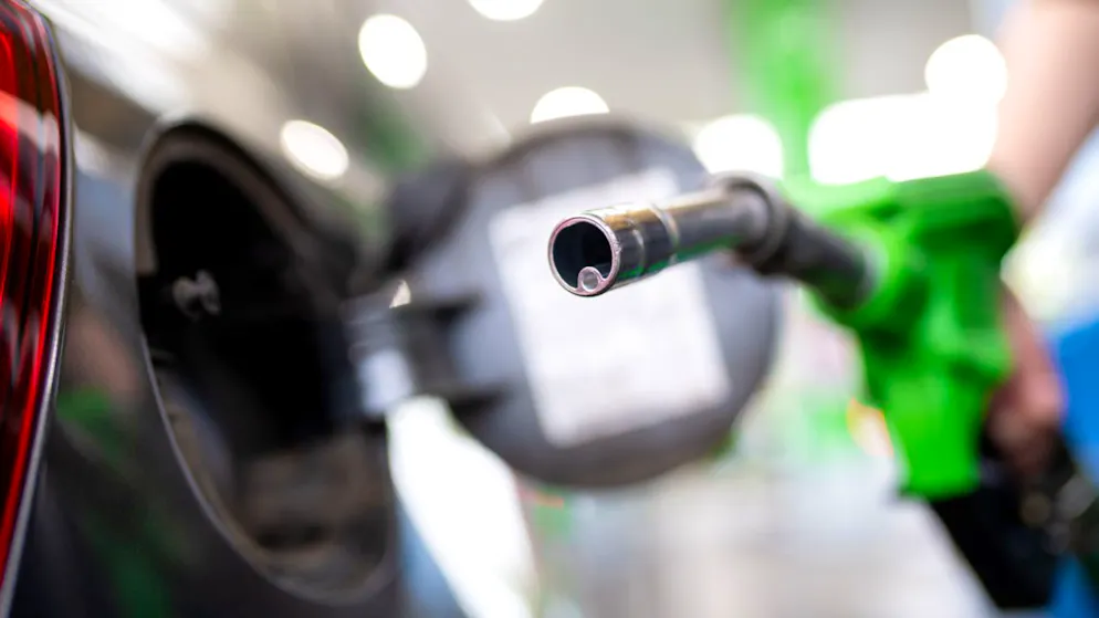 SYMBOLBILD – Eine Frau betankt ein Auto an einer Tankstelle. Foto: Sven Hoppe/dpa