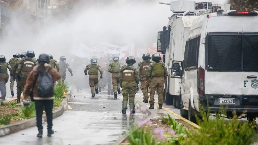 dpatopbilder – Sicherheitskräfte setzen Wasserwerfer während eines Studentenprotests in Chile ein. Foto: Agencia Uno / Akt. Bifu/Agencia Uno/dpa