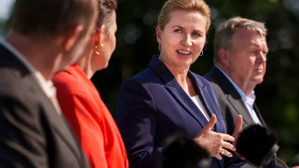 Die Parteivorsitzenden Martin Lidegaard (Sozialliberale Partei), Pia Olsen Dyhr (SF), die neue dänische Ministerpräsidentin Mette Frederiksen (Sozialdemokraten) und Lars Loekke Rasmussen (Moderate) stellen in der Marienborg das Regierungsprogramm für eine neue Regierung in Dänemark vor. Foto: Liselotte Sabroe/Ritzau Scanpix Foto/AP/dpa