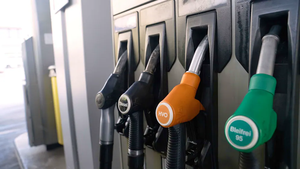 Auch beim HVO Diesel braucht es eine aufwändige Abgasnachbehandlung, aber er verursacht kein zusätzliches CO2 bei der Herstellung.