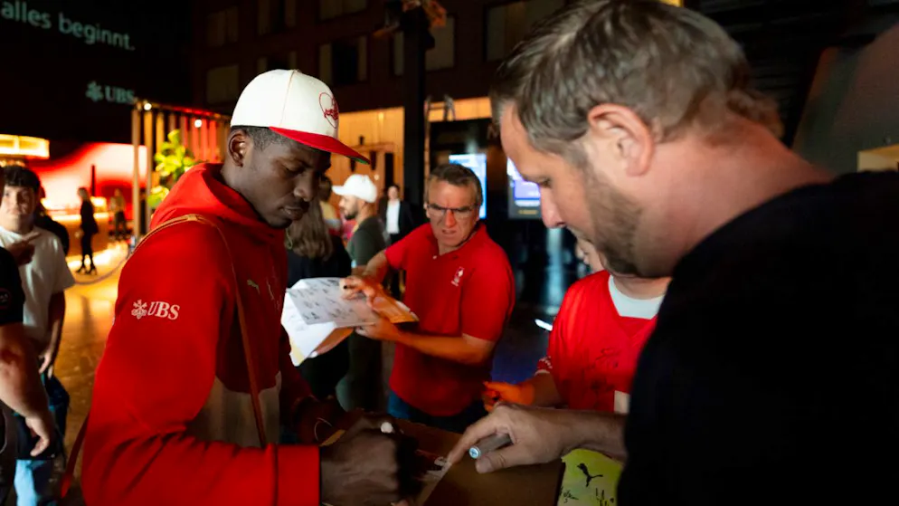 Breel Embolo am Dienstag kurz vor dem Abflug in die USA, den die Mannschaft ohne ihn antrat