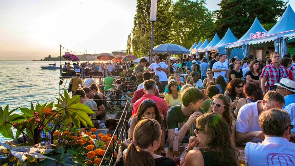 A lo largo de los paseos junto al lago, durante el Festival de Jazz de Montreux, los visitantes se reúnen una vez más para disfrutar de la música y de las delicias culinarias sin necesidad de entrada. (imagen de archivo)