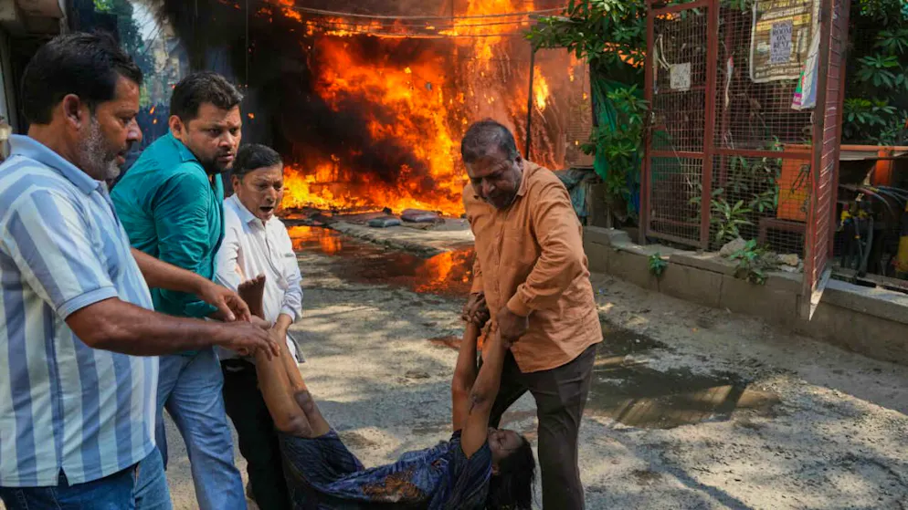 Almeno 21 persone morte in un incendio scoppiato in un bed and breakfast a  Delhi | blue News