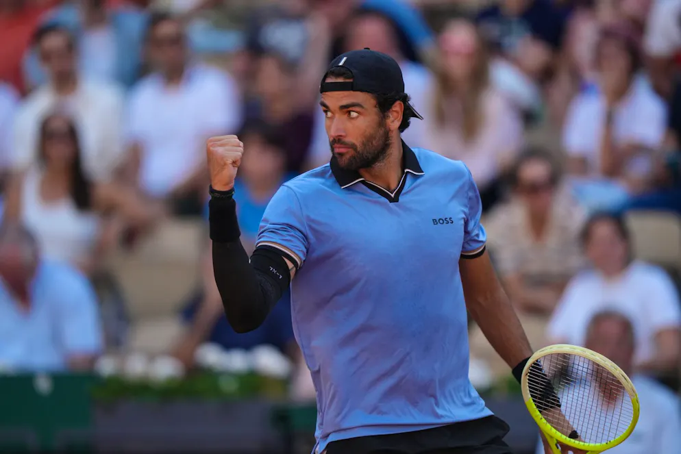 Il tennista italiano Matteo Berrettini ha battuto l'argentino Juan Manuel Cerundolo al Roland Garros, passando ai quarti dove sfiderà Matteo Arnaldi.