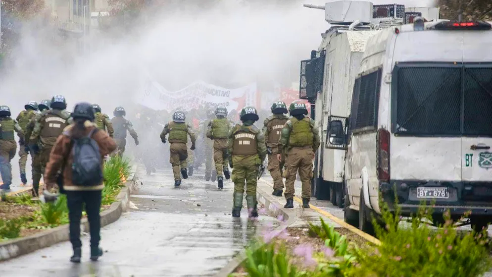 dpatopbilder - Security forces use water cannons during a student protest in Chile. Photo: Agencia Uno / Akt. Bifu/Agencia Uno/dpa