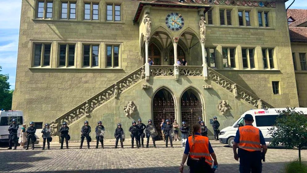 Last Saturday, police officers in riot gear formed up in front of the town hall before the Antifa demonstration passed them by. (archive picture)