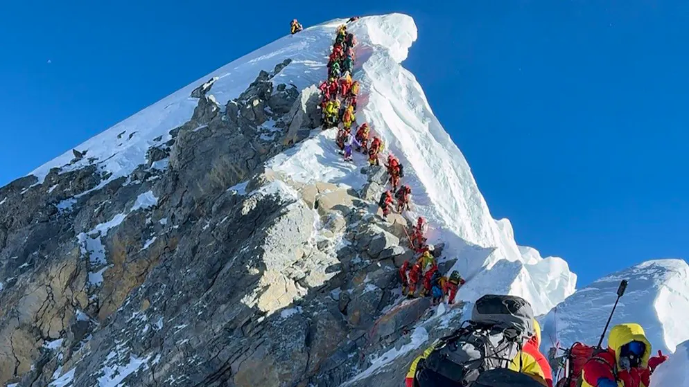 Des photos montrent régulièrement des alpinistes en train d'y patienter en file indienne, dans la redoutée «zone de la mort» au-dessus de 8.000 m d'altitude.
