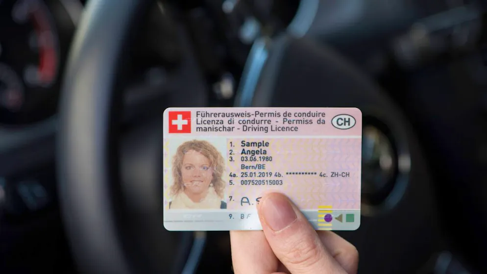 Schon bald kann man in der Schweiz diesen Ausweis auch elektronisch vorzeigen.