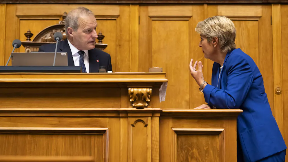 Bundesrätin Karin Keller-Sutter (r.) am Dienstag mit Nationalratspräsident Pierre-Andre Page, SVP-FR, während der Sommersession der Eidgenössischen Räte.