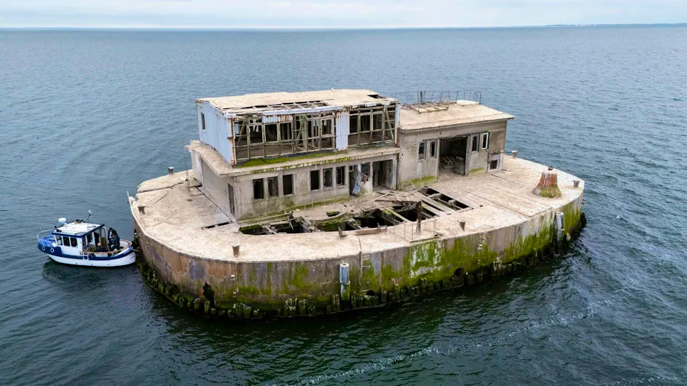 With bird droppings and rust: Mini island off the coast of Rügen to be auctioned - Gallery. The auction house describes the condition of the building as "dilapidated".