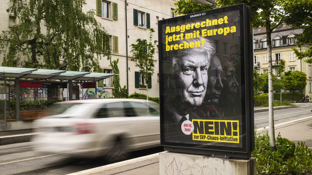 Ein Plakat in Bern wirbt mit US-Präsident Donald Trump als Warnung für ein Nein zur 10-Millionen-Initiative der SVP.