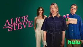 Offizielles Poster zur Serie Alice and Steve mit dem Hulu-Logo. Im Zentrum stehen drei Personen vor grünem Hintergrund: Eine ernste Frau im blauen Overall im Vordergrund, flankiert von einer jüngeren Frau links und einem Mann rechts mit Brille, der Tulpen und ein Pappschild mit der Aufschrift Sorry hält.