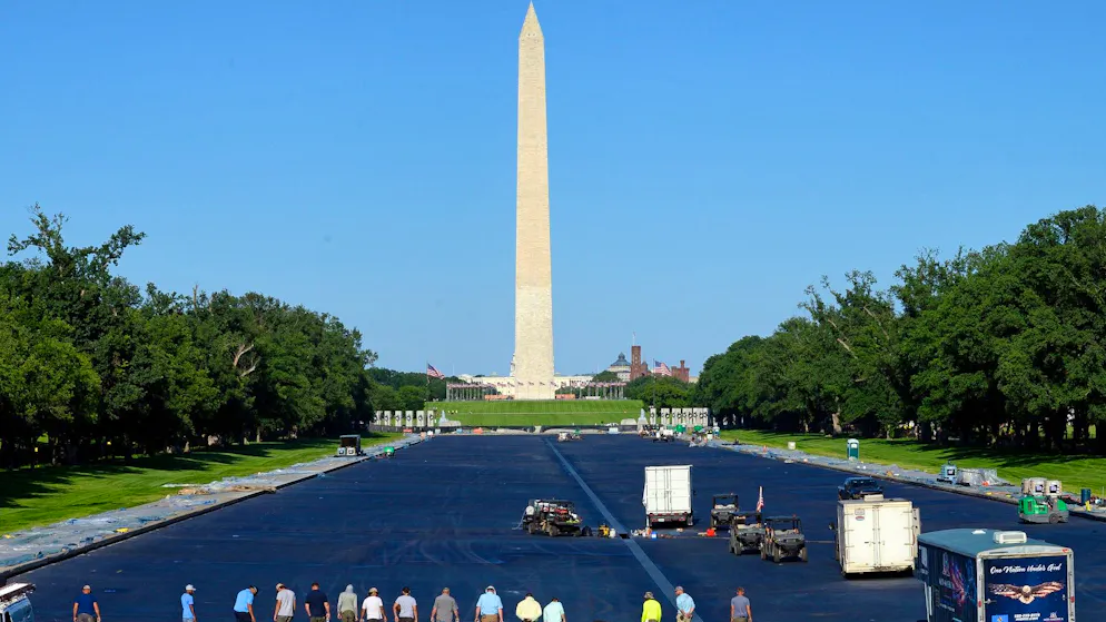 Das ordinäre Blau, das jetzt für den Reflecting Pool verwendet wird, nennt Donald Trump «American Flag Blue». Das Wasserbecken Pool in Washington ist eigentlich ein öffentliches Wahrzeichen, dessen ästhetische Bestimmung darin liegt, das Licht, den Himmel und die Konturen der umgebenden Architekturen im Wasser zu spiegeln. (3. Juni 2026)