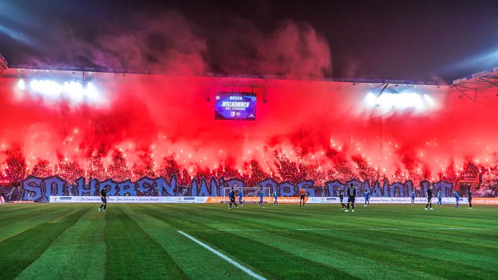 15-Kilo-Pflasterstein auf Polizisten geworfen. Anklage wegen versuchten Mordes nach Krawallen in der 2. Bundesliga