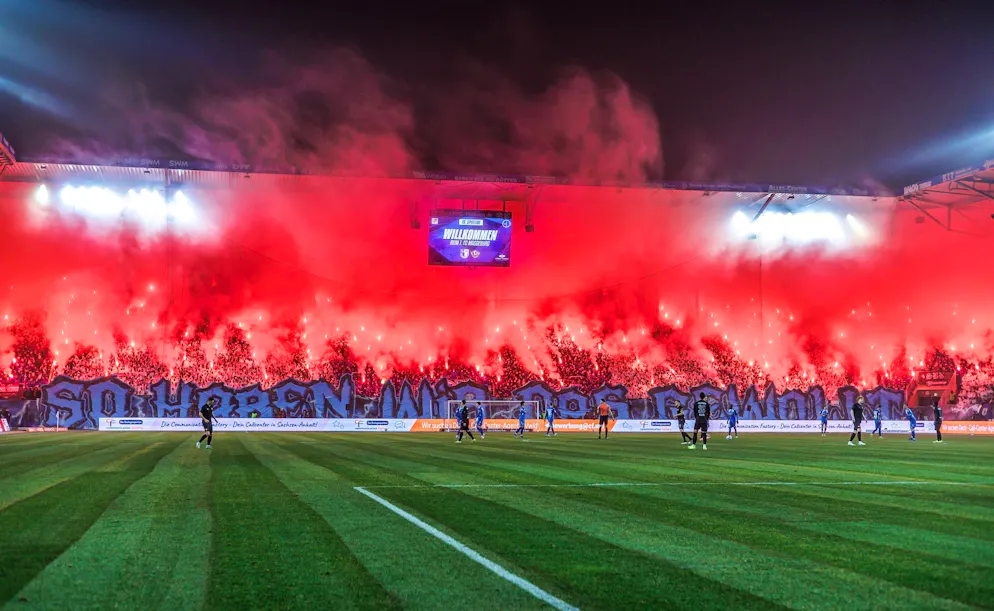 Im Heimspiel des 1. FC Magdeburg gegen Dynamo Dresden wurden zahlreiche Polizisten und Fans bei Ausschreitungen verletzt. (Archivbild)