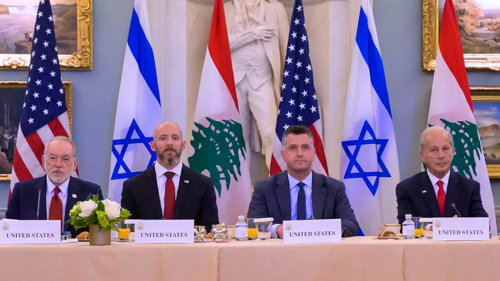 L'ambassadeur d'Israël aux Etats-Unis Mike Huckabee, les émissaires américains Dan Holler et Michael A. Needham et l'ambassadeur du Liban aux Etats-Unis, Michel Issa (de g. à dr.) vont bientôt déterminer les contours entourant un cessez-le-feu.