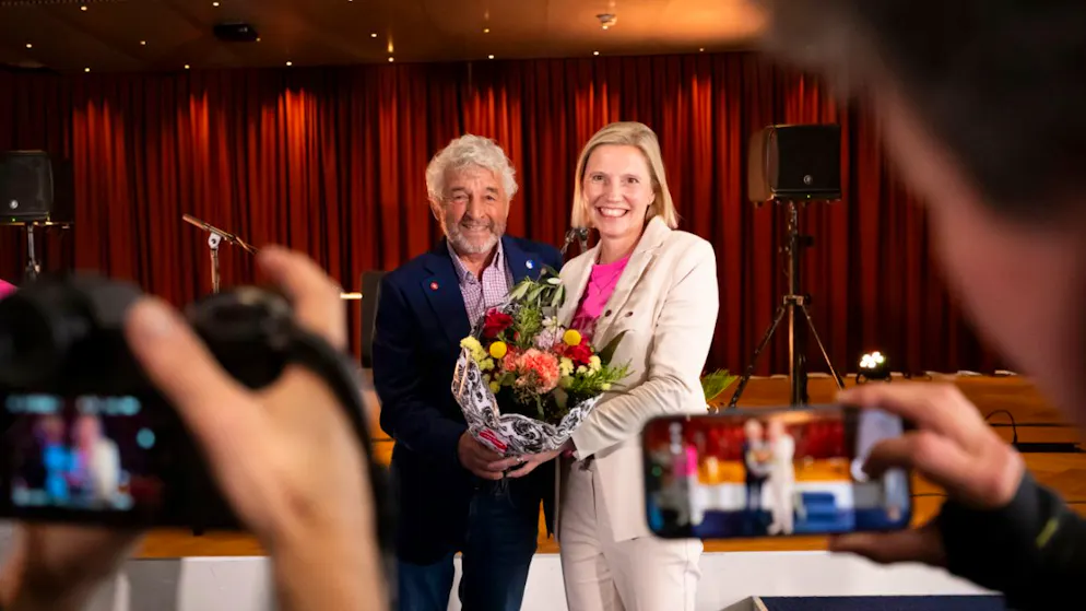 Daniel Rossellat, président de l’association Capitale culturelle Suisse, a félicité jeudi Suzanne Marclay-Merz, vice-maire d’Aarau, après la désignation de sa ville comme capitale culturelle de la Suisse pour 2030.