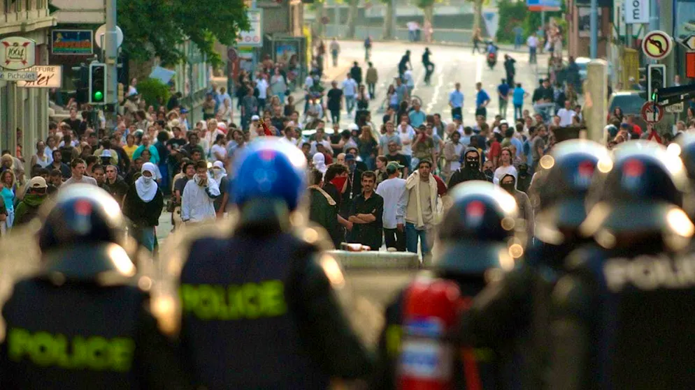In 2003, there were serious riots at the G8 summit in Évian, France. The Confederation and cantons now want to avoid similar incidents at all costs. (archive picture)