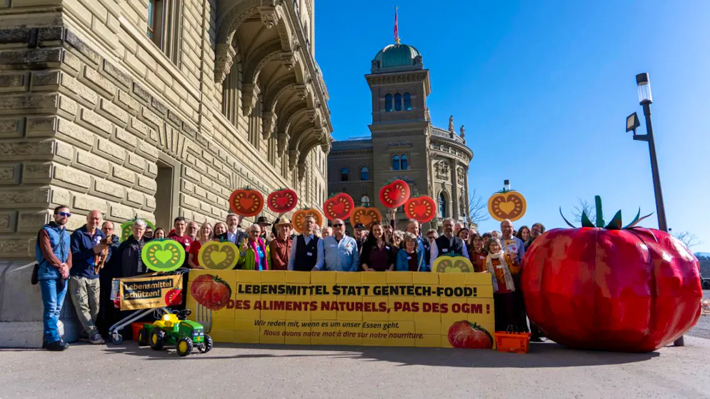 Le comité de l’initiative contre les OGM avait déposé plus de 100'000 signatures auprès de la Chancellerie fédérale le 27 février dernier.