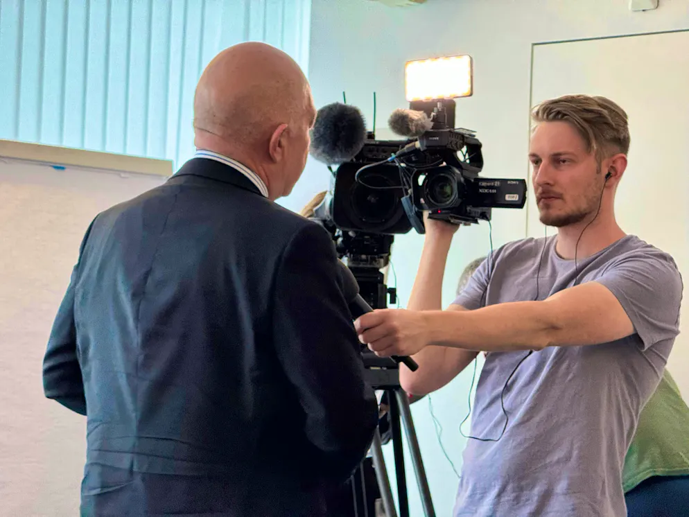 Five cameramen want to interview Jositsch.