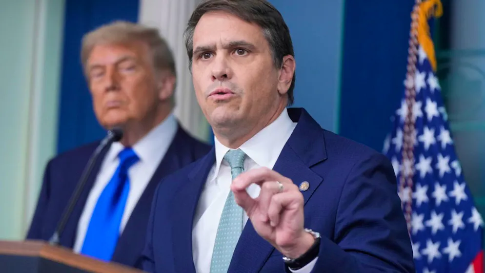 ARCHIV – Der – 2025 noch stellvertretende – Justizminister Todd Blanche spricht im Besprechungsraum des Weissen Hauses in Washington zu den Medien, während Präsident Donald Trump zusieht. Foto: Manuel Ceneta/AP/dpa
