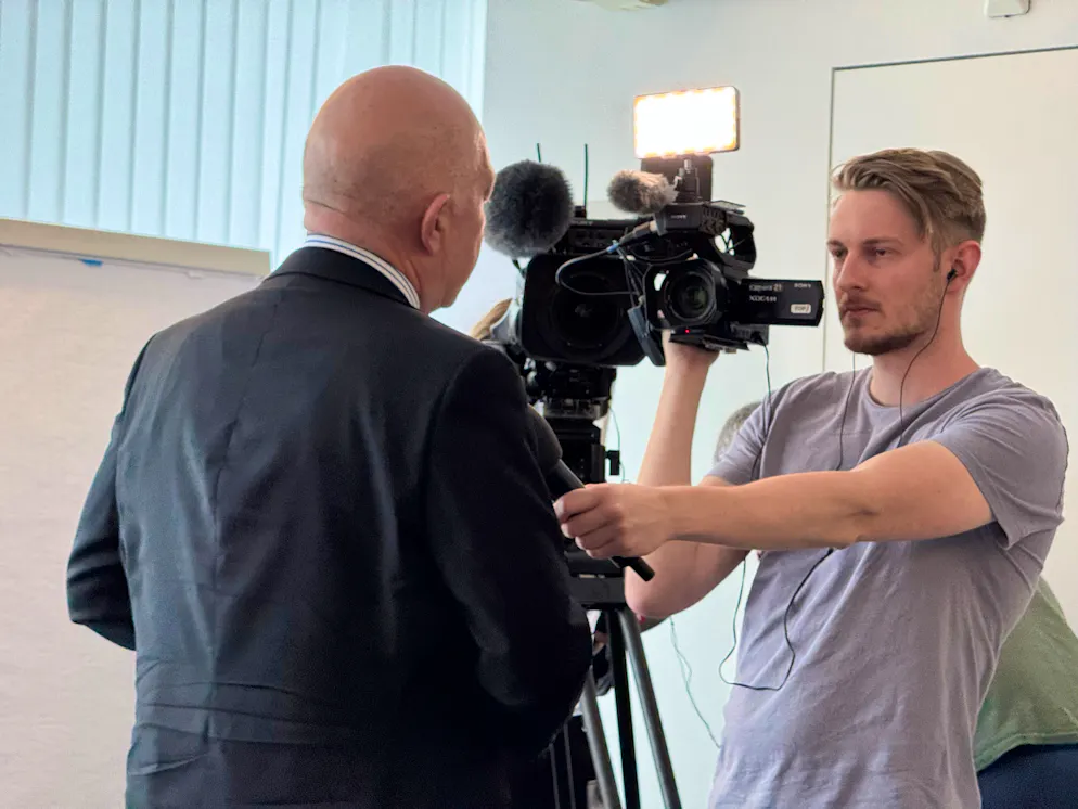 Gleich fünf Kameraleute wollen mit Jositsch ein Interview führen. 
