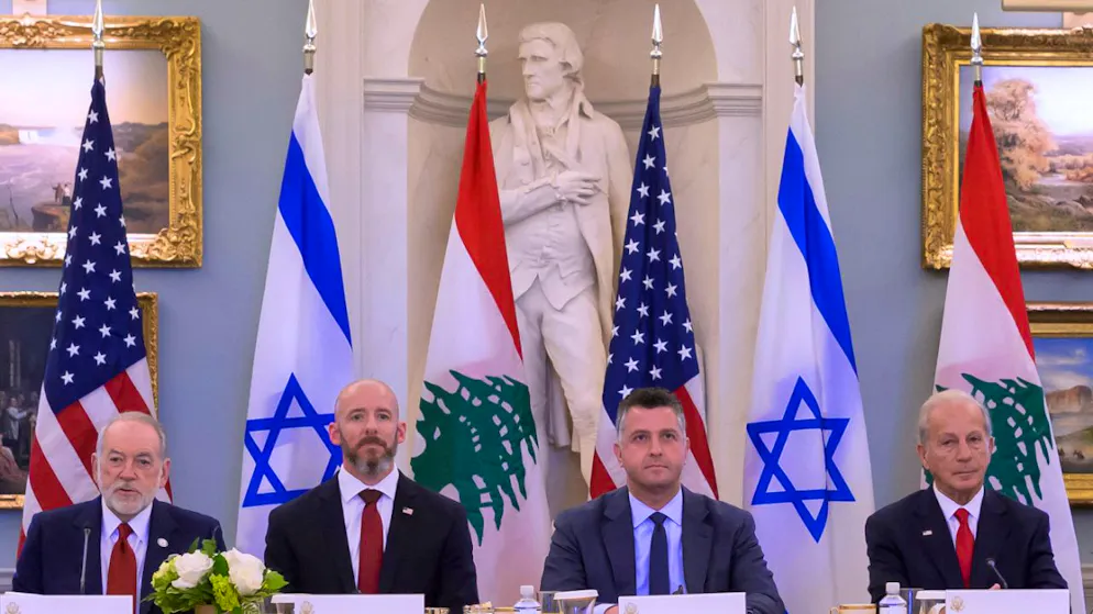 L'ambasciatore statunitense in Israele Mike Huckabee, gli inviati americani Dan Holler e Michael A. Needham e l'ambasciatore del Libano negli Stati Uniti, Michel Issa (da sinistra a destra), definiranno ben presto i contorni di un cessate il fuoco.