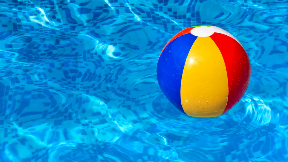 Occhio alle brutte sorprese. Il balcone cede sotto il peso di una piscina improvvisata e due donne precipitano