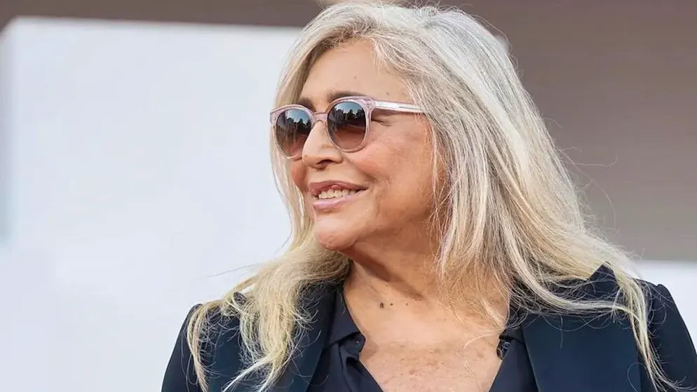 La conduttrice si confessa. Mara Venier: «Mi davano della marocchina, mi lavavo con l'Ajax per schiarire la pelle»
