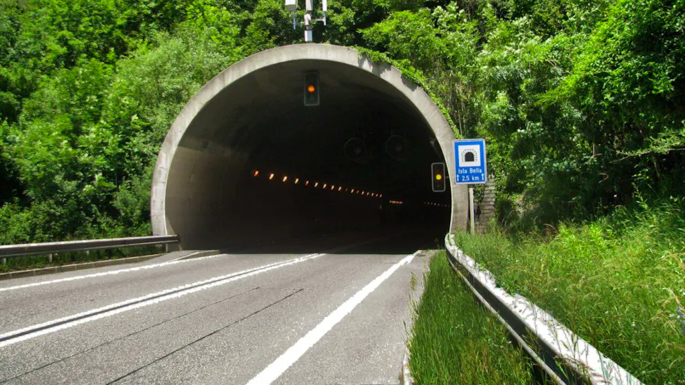 Nei Grigioni. Auto finisce contro il guardrail sull'A13, il conducente perde la vita