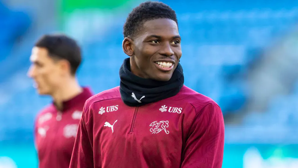 National team. Breel Embolo is on the plane to Los Angeles