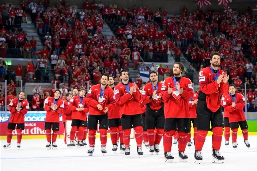 Hockey. CM, Svizzera con la Svezia