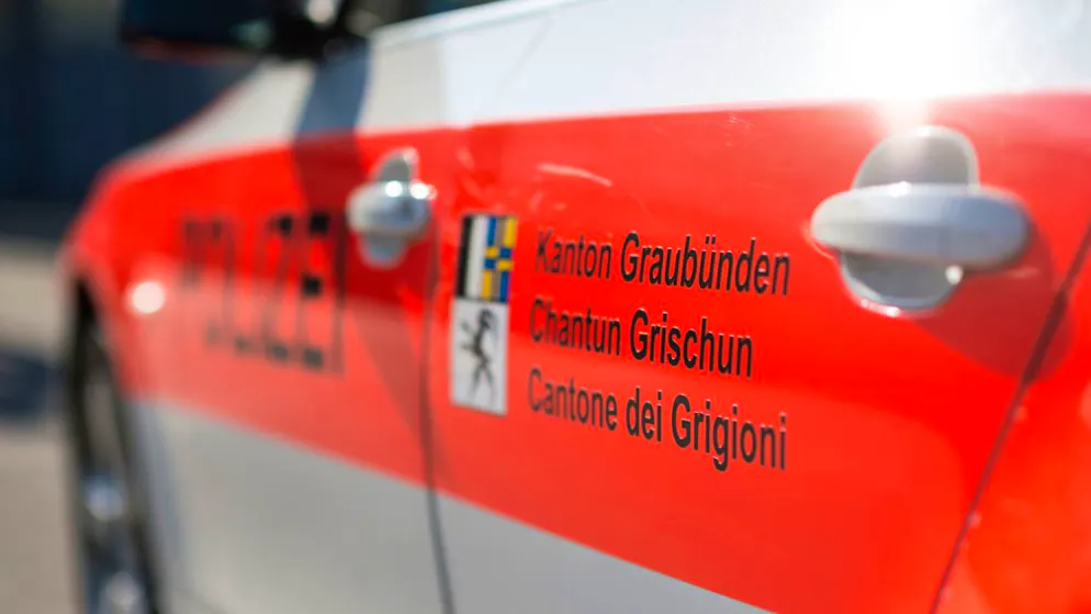 Grigioni. Ruba una moto e poi finisce contro un'auto a Domat/Ems, grave il 17enne