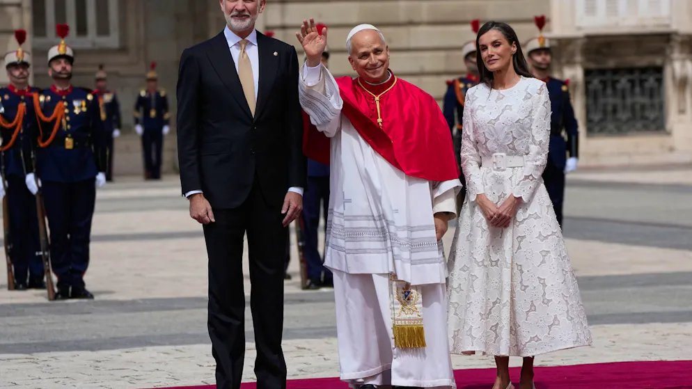 Royal Support. Spanish King Comes to the Rescue of Pope Leo After Plane Malfunction