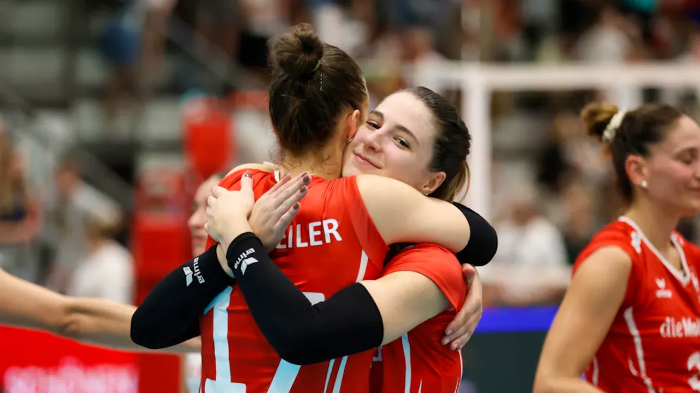 Julie Lengweiler (links) und Sarina Wieland realisierten zusammen 21 Punkte für die Schweiz.