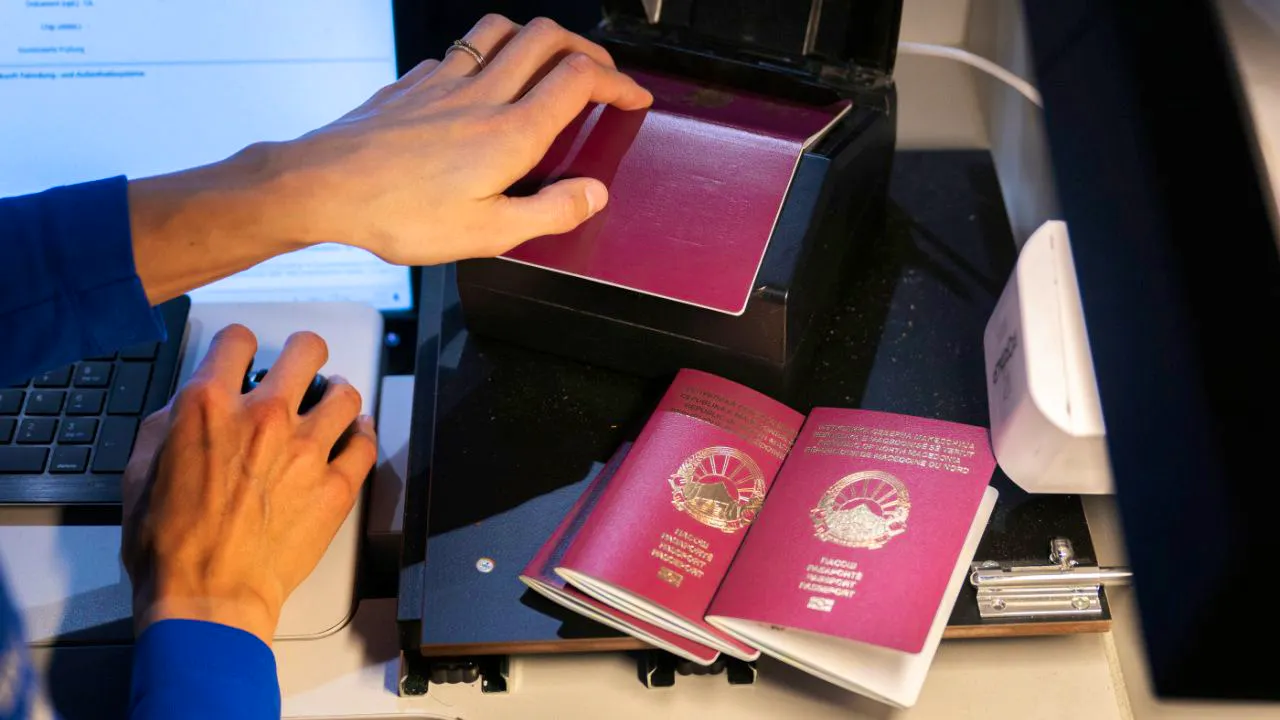 Air traffic. New system requires more time for border controls at airports