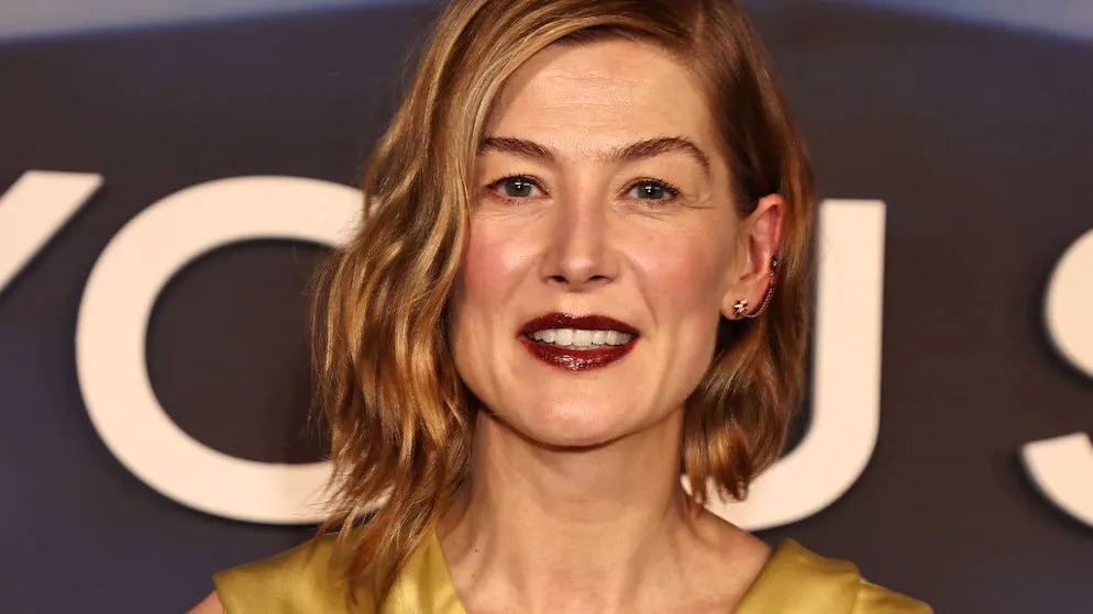 «Vous savez, ça perturbe...». Rosamund Pike interpelle un spectateur qui envoyait des SMS pendant la pièce Inter Alia