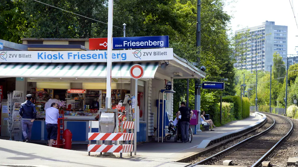 Zürich. Mann gerät unter Uetlibergbahn – schwer verletzt
