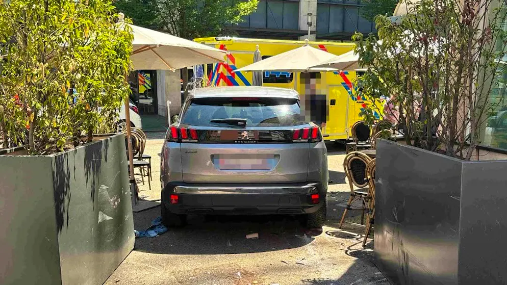 È successo a Olten. Auto finisce nell'area di un ristorante per evitare una volante della polizia, una ferita