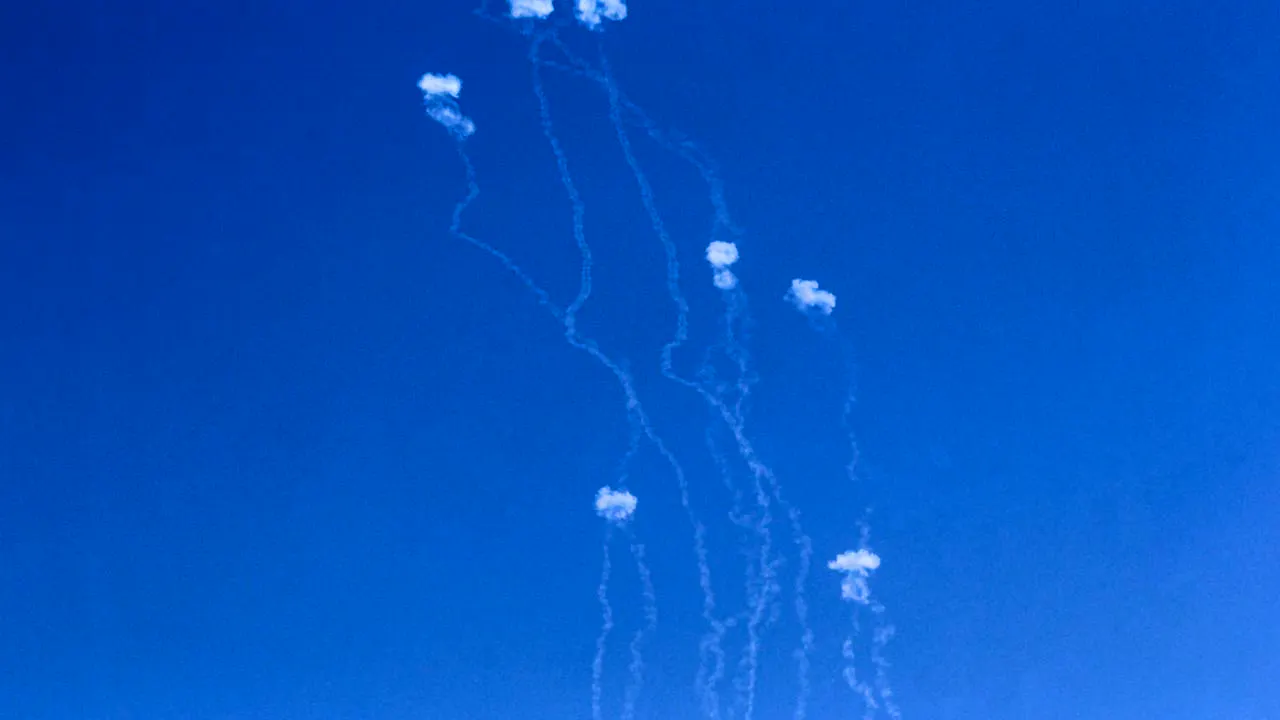 Politik. Raketen aus dem Libanon von Israels Raketenabwehr abgefangen