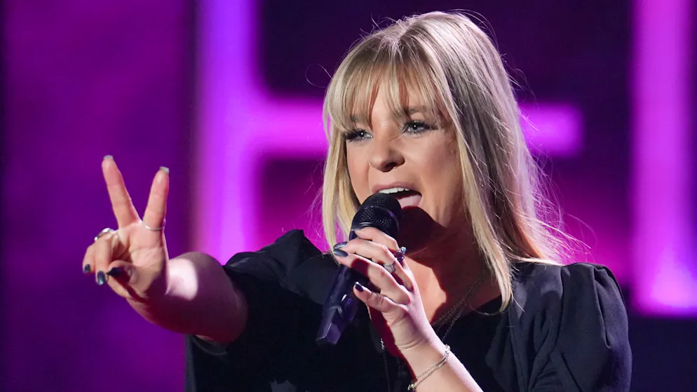 Stumbled with high heels. Pop star Marina Marx falls off the stage - and keeps on singing