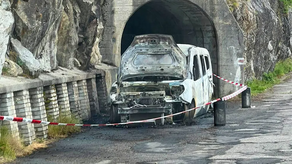In Lavizzara. Furgone prende fuoco alla diga del Sambuco: «Ho sentito degli scoppi e poi ho visto il fumo»