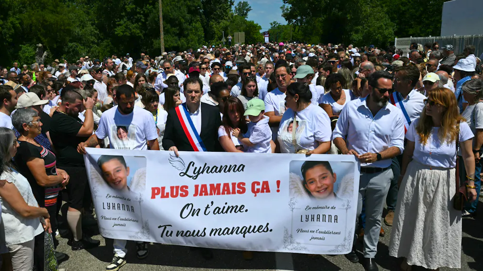 «Plus jamais ça !». Des milliers de personnes rendent hommage à Lyhanna lors d'une marche blanche