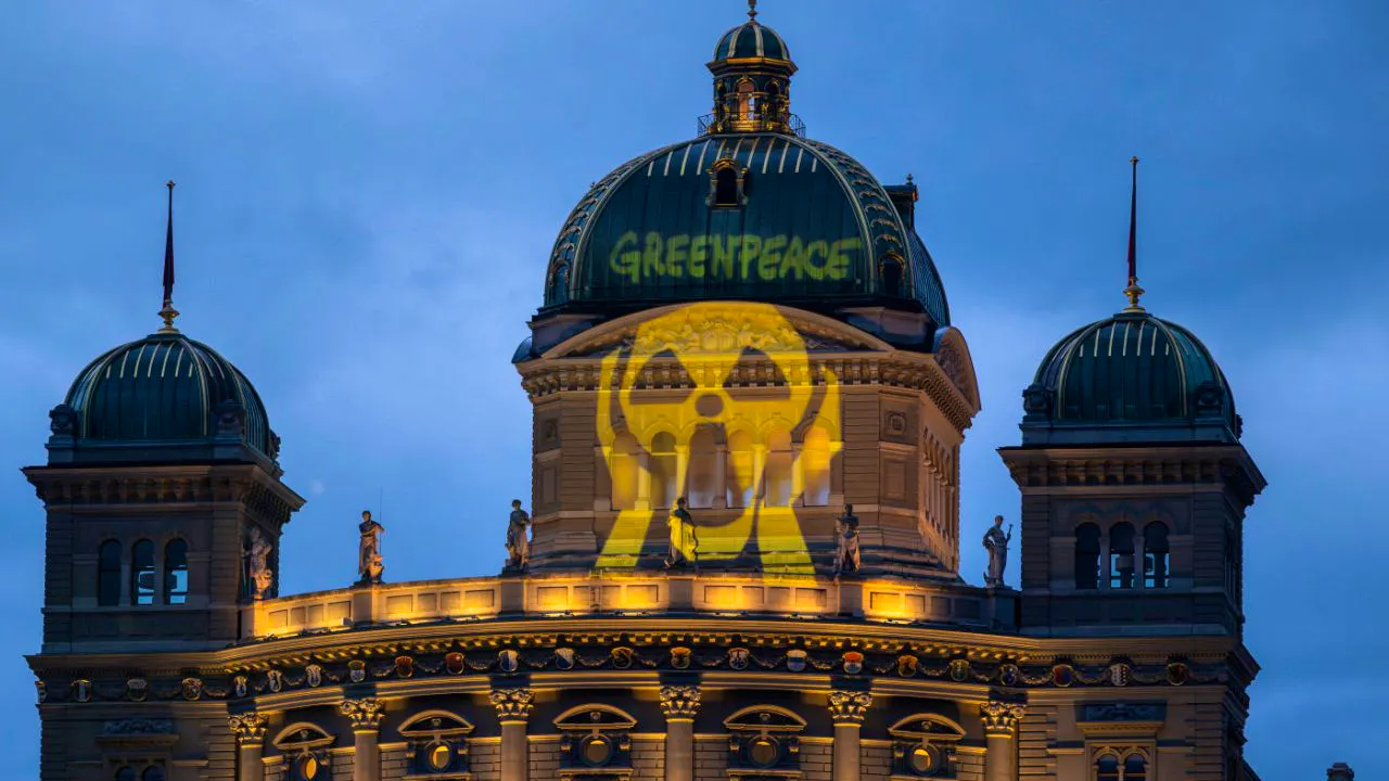Energy. Greenpeace projects the cry onto the Federal Palace as a protest