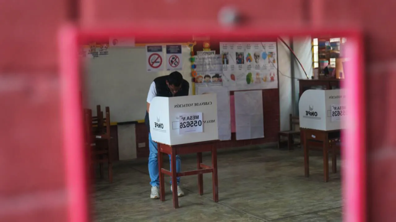 Politics. Neck-and-neck race in Peru's run-off election
