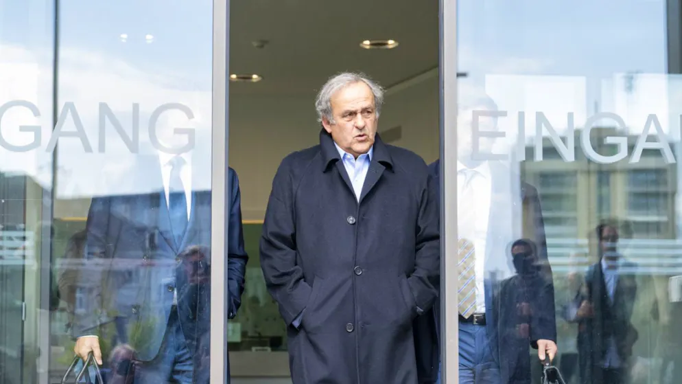Vorwurf der Verschwörung. Michel Platini geht juristisch gegen FIFA-Boss Gianni Infantino vor