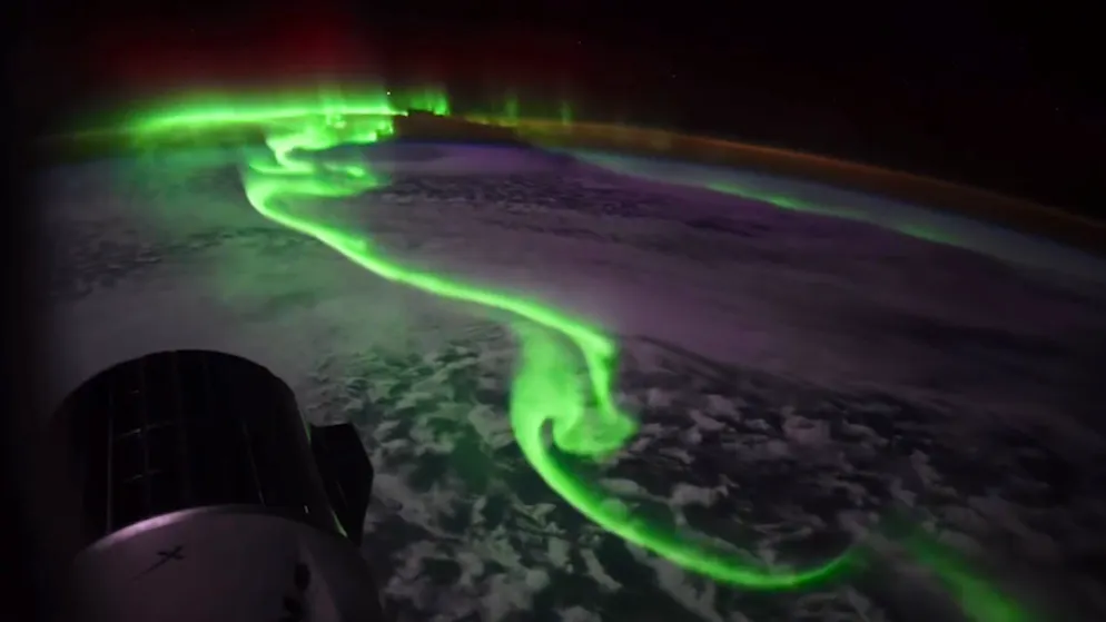 Una prospettiva mozzafiato. La danza verde dell'Antartide: lo spettacolare video dell'aurora australe dallo spazio