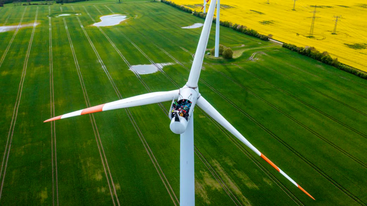 The economy. Wind power and electric cars - Europe's way out of the energy crisis?